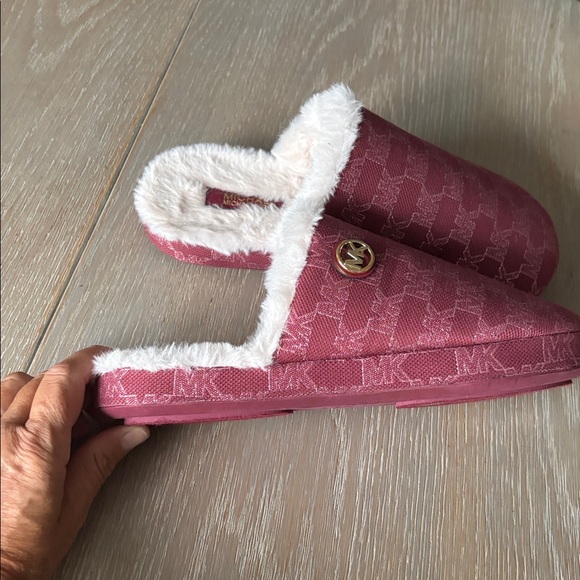 Slippers, size 8-8.5 - Picture 3 of 5